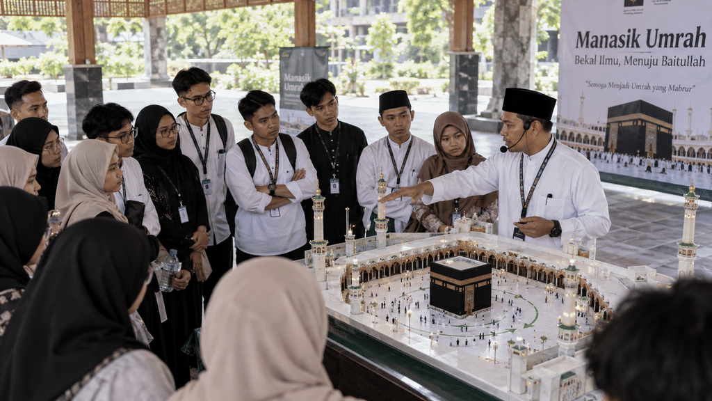 Jamaah muda memperhatikan arahan pembimbing saat sesi manasik persiapan tren umroh Gen Z.
