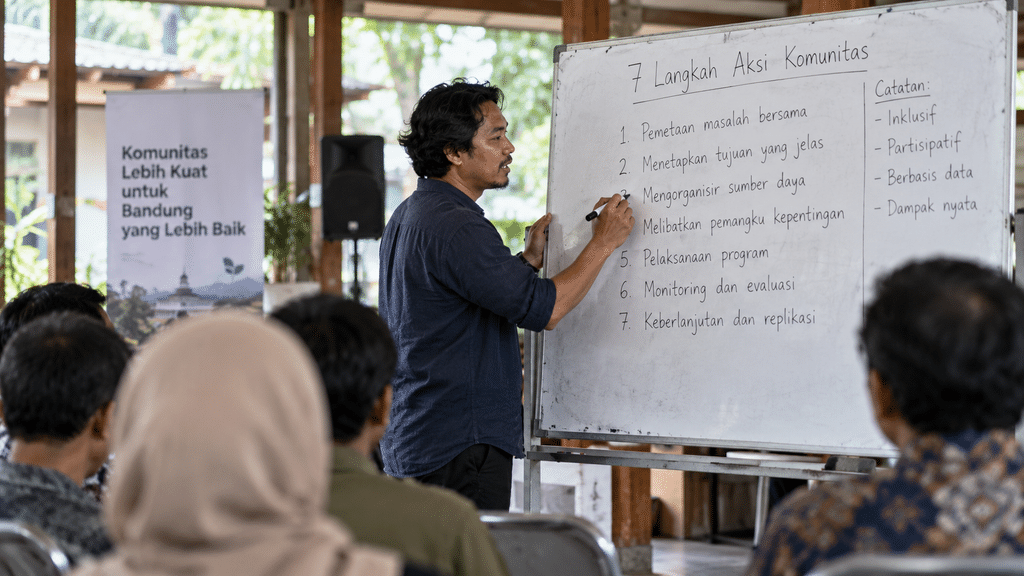 Fasilitator kesehatan mental komunitas menuliskan poin-poin rencana aksi pemulihan di papan tulis putih.
